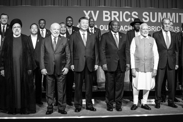 2023年8月24日，在南非舉行的金磚國家峰會最後一天，習近平、南非總統拉馬福薩、印度總理莫迪、俄羅斯外交部長拉夫羅夫、巴西總統盧拉、伊朗總統萊西（左一）合影。