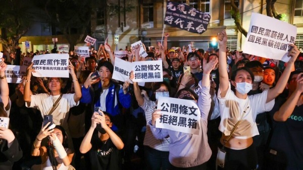 民众聚集台湾立法院外抗议