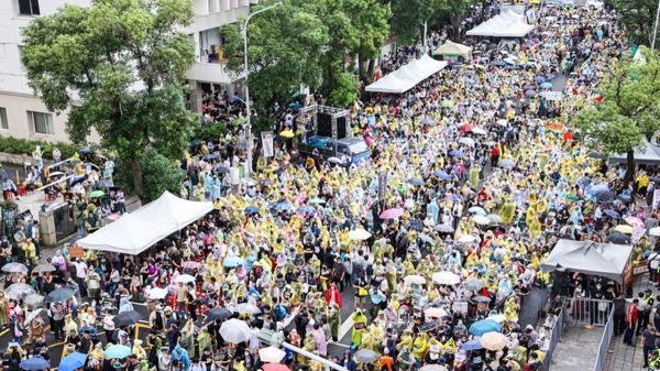 关切国会职权修法，5月24日，台湾民众于立院外穿雨衣抗议。
