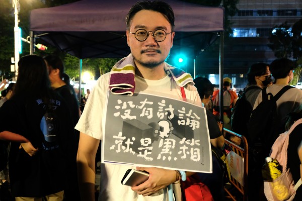 524「國會濫權，民主倒退，公民搶救，立院集結」公民運動，來自台中的室內設計師黃先生。