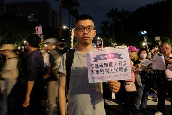 524“国会滥权，民主倒退，公民抢救，立院集结”公民运动，来自台北的店家老板简先生。
