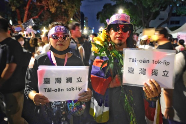 524“国会滥权，民主倒退，公民抢救，立院集结”公民运动，江先生与刘小姐是来自台南、支持台湾独立的情侣。