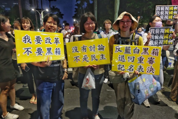 524「國會濫權，民主倒退，公民搶救，立院集結」公民運動，左起郭小姐、胡小姐、任小姐是來自南港的好朋友。