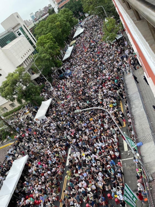 524“国会滥权，民主倒退，公民抢救，立院集结”公民运动，当日下午三时，青岛东路旁的济南路已挤满人潮。