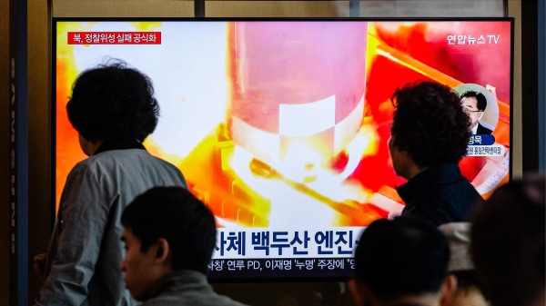 2024年5月28日，韩国首尔火车站正在播放朝鲜运载卫星的火箭爆炸新闻。