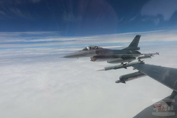 台湾F-16V监控中共J-16和轰-6 