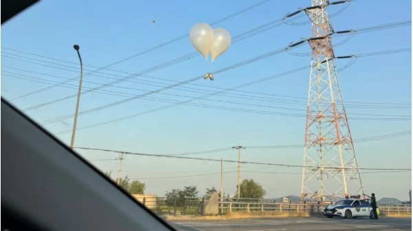 朝鲜向韩国投放装有粪便与垃圾的气球