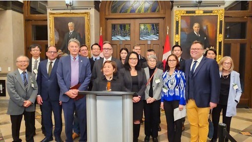 加拿大跨党派议员和跨族裔团体共同在国会山庄召开记者会，呼吁政府尽速制定外国代理人法案。(