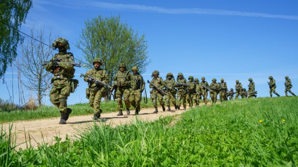 愛沙尼亞士兵在愛沙尼亞瓦爾圖（Varstu）附近參與北約多國軍事演習。