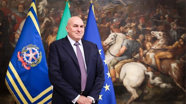 在接受意大利媒体《消息报》（Il Messaggero）采访时，意大利国防部长克罗塞托（Guido Crosetto）呼吁西方努力与俄罗斯总统普京进行和谈达成外交解决方案，以结束俄乌战争。