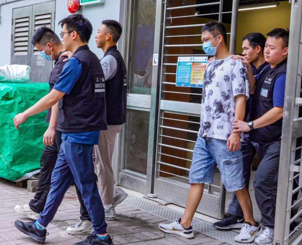 香港入境事务处6日在大埔区展开反非法劳工行动，拘捕5名从事装修行业的非法劳工及一名涉嫌聘用非法劳工的雇主。（香港政府新闻处）