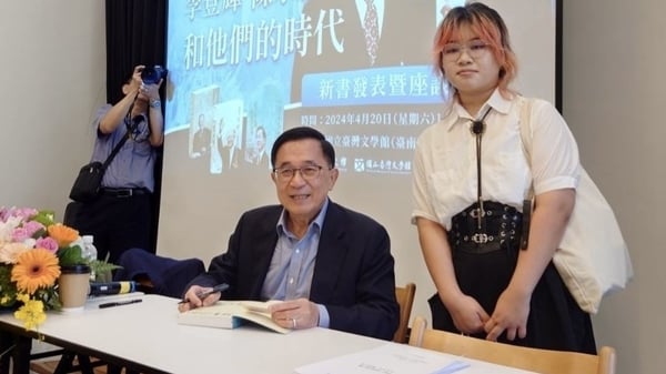 国史馆新书发表台南场，前总统陈水扁 （前左）出席签书。