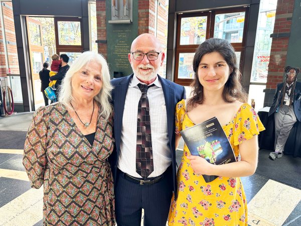 4月28日，社交技能老師卡梅拉（Carmela）與家人卡羅爾（Carol）和多米尼克（Dominic）一起觀看了在紐瓦克市的新澤西表演藝術中心的神韻演出。（攝影/看中國/James Houston White）