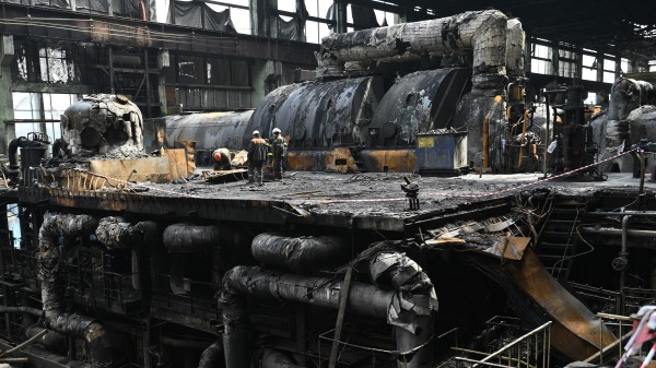 4月19日，工人在乌克兰一处秘密地点清理能源供应公司DTEK发电厂内涡轮机的碎片，该发电厂在俄罗斯军队一次袭击中被毁。