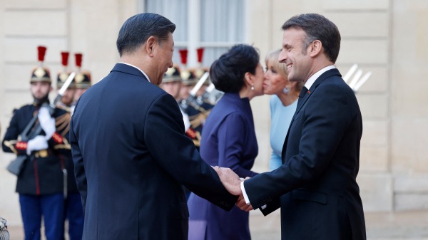 2024年5月6日，法國總統埃馬紐埃爾．馬克龍（右）、夫人布麗吉特．馬克龍（右）、中國國家主席習近平（左）和夫人彭麗媛（右）在巴黎愛麗舍宮舉行的正式國宴前互相問候（圖片來源：LUDOVIC MARIN/AFP via Getty Images）