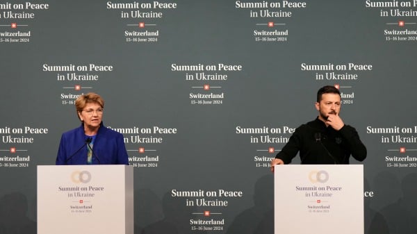 6月15日，瑞士总统维奥拉・阿赫德（Viola Amherd）和乌克兰总统泽连斯基（右）在比尔根山（Bürgenstock）度假胜地举行新闻发布会。