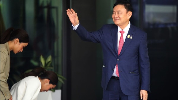 泰国前总理戴克辛（Thaksin Shinawatra）于 2023 年 8 月 22 日抵达泰国曼谷廊曼国际机场，向支持者致意，他的女儿 Pintongtha Kunakornwong（左）和 Paetongtarn Shinawatra 在他抵达时鞠躬。