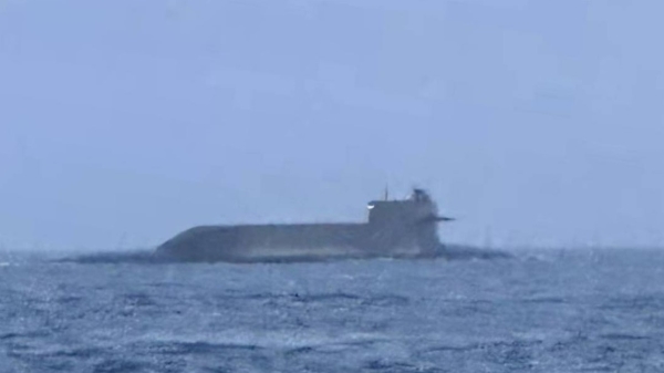 疑中国最新核潜舰现踪海峡中线。