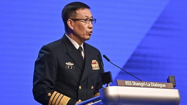 2024年6月2日，中国国防部长董军在新加坡香格里拉饭店举行的第21届香格里拉对话高峰会上发表演说。