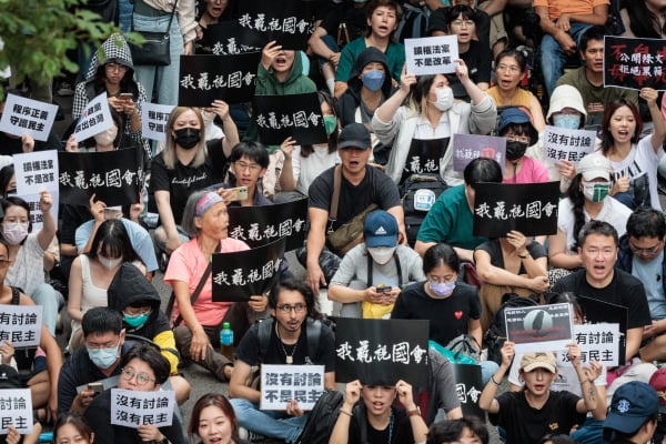 在青鳥運動中，臺灣民眾與學生高舉「我藐視國會」等標語表達抗議。