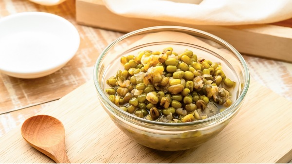 綠豆湯是傳統的解暑飲品，食用可以解毒、退熱、止渴、消暑。