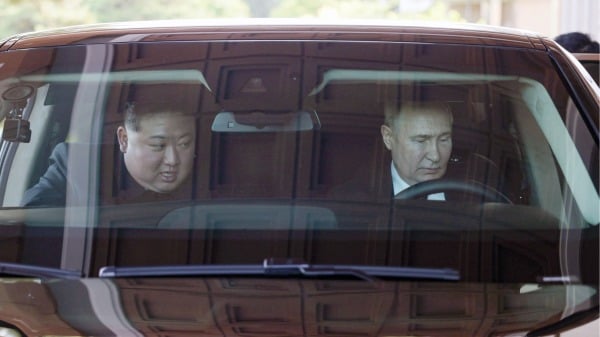 6月19日，俄羅斯總統普京和朝鮮領導人金正恩在平壤駕駛俄羅斯製造的豪華轎車Aurus。