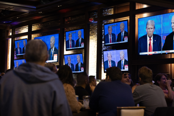 2024年6月27日，芝加哥宾客在老城酒馆观看2021年美国总统首场辩论。