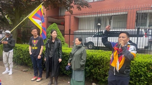 2024年5月17日，多倫多藏青會組織抗議中共綁架第11世班禪更敦確吉尼瑪29週年活動，圖為多倫多藏青會主席桑尼.索南講話。(劉暢提供)