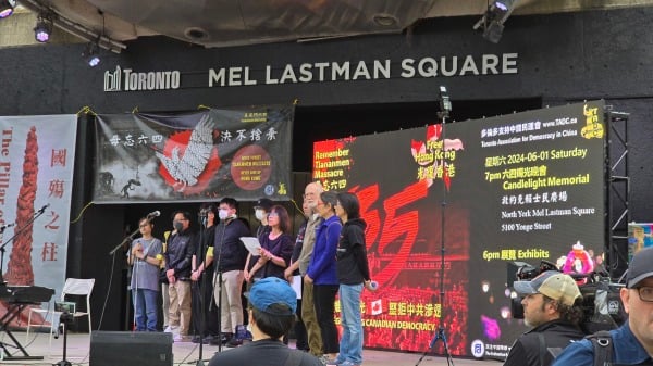 2024年6月1日，由多倫多民運會、民陣、公民會在加拿大多倫多北約克Mel Lastman廣場聯合舉辦的紀念六四35週年晚會上，由港星鄭敬基領唱。（看中國攝）