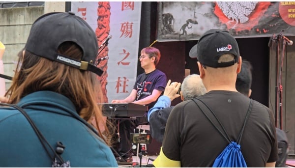 2024年6月1日，多倫多民運會、民陣和公民會聯合在北約克賴世民廣場舉行六四35週年紀念晚會，圖為港人蔡維紀鋼琴演奏“願榮光歸香港”。