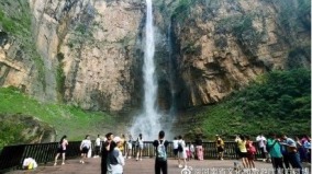 亚洲第一高瀑布爆造假游客拍片控靠“水管放水”(图)