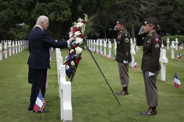 2024年6月6日，美国总统拜登和第一夫人吉尔－拜登参观诺曼底美军公墓，纪念诺曼底登陆80周年