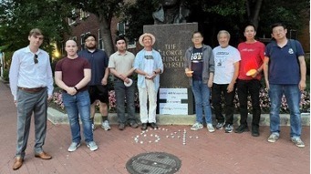 圖片1：多名美國喬治∙華盛頓大學（GWU）和美國天主教大學（CUA）的學生和海外異議人士在喬治∙華盛頓的銅像前，以燭光紀念六四天安門大屠殺35週年