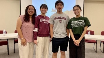 图说2：升学讲座四位讲员合照 (左起：Elizabeth Tang, Victoria Din, David Cao, Cecilia Law)。(由侨务电子报提供)
