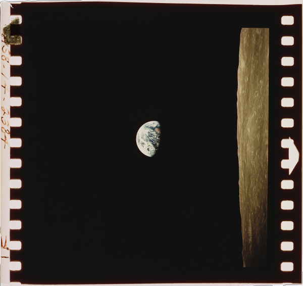 1968年12月24日，宇航员安德斯（William Anders）在阿波罗8号飞船绕月轨道上拍摄的“地球升起”照片。 