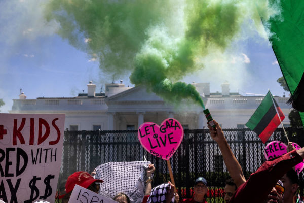 挺巴勒斯坦的示威者手持长达2英里（约3200米）的红布 用红布包围白宫 抗议拜登的“红线”言论