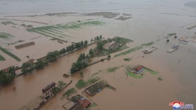 金正恩说谎了韩媒：朝鲜洪灾1500人惨死军机坠毁(图)