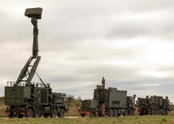 从做到右：长颈鹿雷达、指挥中心和导弹发射单元。