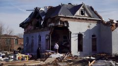 龙卷风袭击美国6州至少70人遇难(图)