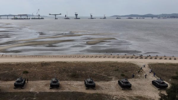 這張於2020年10月20日拍攝的照片顯示了臺灣金門群島沿岸放置的反著陸尖刺和退役坦克的鳥瞰圖。