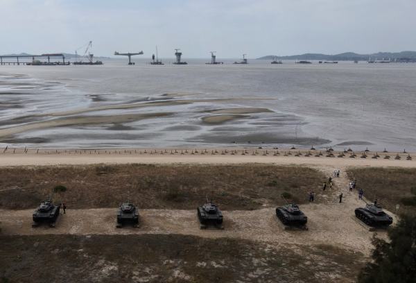 2020年10月20日，在臺灣金門群島沿岸放置的反著陸尖刺和退役坦克的鳥瞰圖。