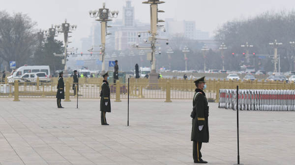 2021年3月11日，在人大和政协会议闭幕前，大会堂附近的武警在天安门广场站岗。