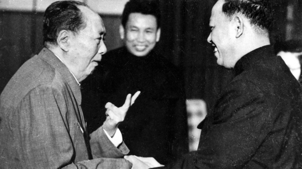 1975年，毛澤東向紅色高棉高級官員英薩利（右）問候，他的外號是「三號兄弟」，而紅色高棉領導人波爾布特正在旁邊看著。