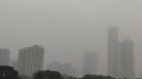 河北「超強濃霧」能見度低於20米交通癱瘓(视频)