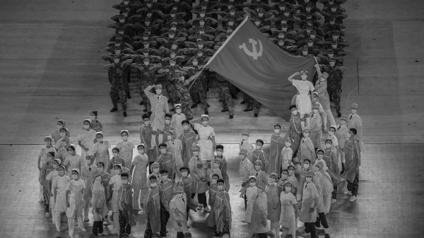 2021年6月28日，在北京鳥巢體育場舉行的慶祝共產黨成立 100 週年的晚會上，扮成醫務人員的表演者高舉著共產黨黨旗。