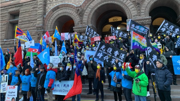 2021年12月12日，7个跨族裔团体在加拿大多伦多旧市政厅前举办国际人权日集会，呼吁全面抵制2022年北京奥运。（图片来源：看中国摄影）