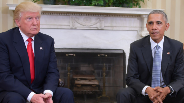 巴拉克．歐巴馬（Barack Obama，右）日在華盛頓特區白宮橢圓形辦公室會見當選美國總統唐納德．川普（特朗普）（Donald Trump，左）。