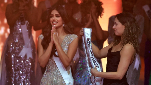 21歲的印度佳麗桑德獲得第70屆環球小姐后冠，感動落淚。