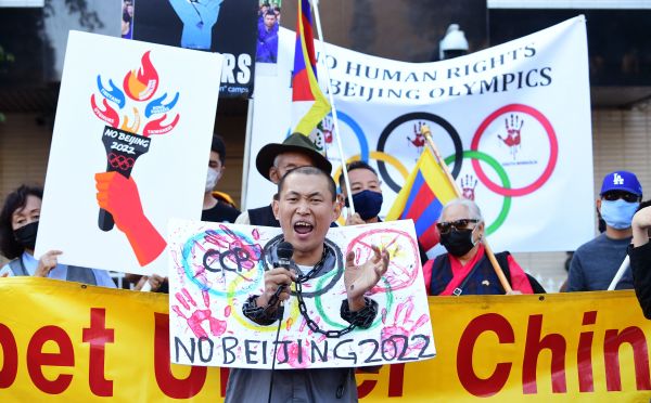 图为2021年11月3日，活动人士在中共驻洛杉矶总领馆前集会，呼吁全面抵制2022北京冬奥会。（图片来源：FREDERIC J. BROWN/AFP via Getty Images）