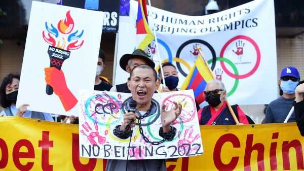图为2021年11月3日，活动人士在中共驻洛杉矶总领馆前集会，呼吁全面抵制2022北京冬奥会。（图片来源：FREDERIC J. BROWN/AFP via Getty Images）